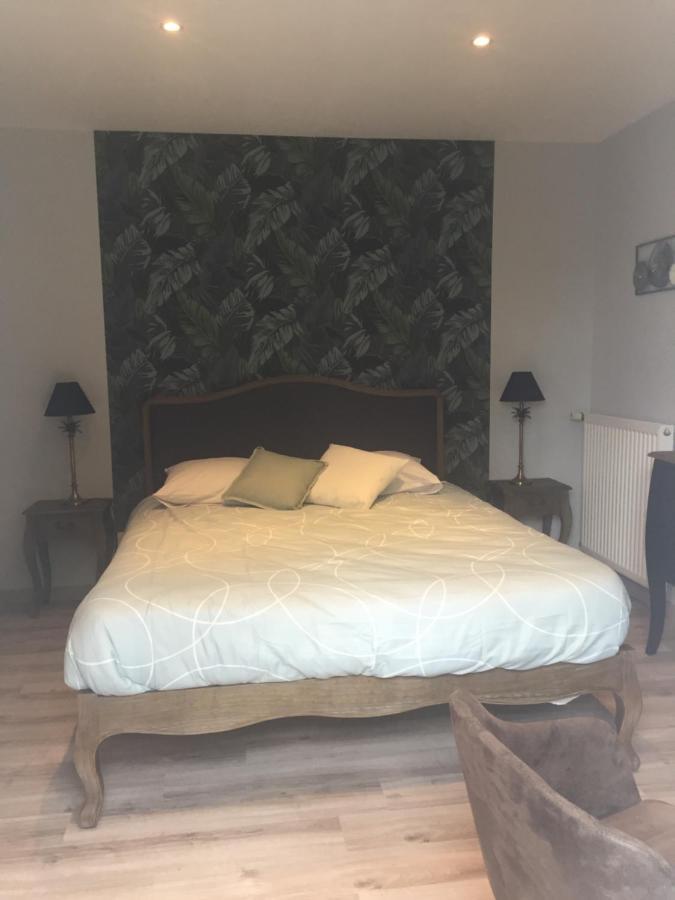 Cote Jardin Des Charmilles Bed & Breakfast Quettehou Bagian luar foto